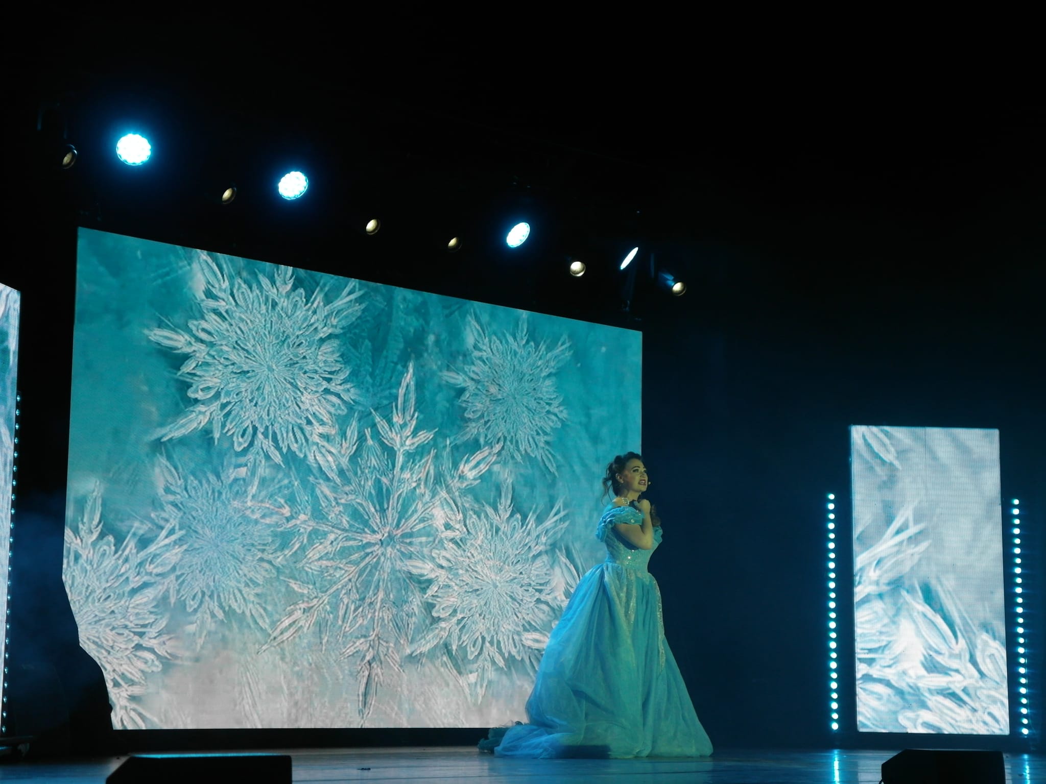 Als Musical-Profi mit beeindruckender Stimmgewalt präsentiert hat sich Sopranistin Nadine Hammer bei der Show „Best of Muscials“ - hat allerdings bei Nummern wie „Lass jetzt los“ aus „Die Eiskönigin“ mit einem nicht optimal eingepegelten Halb-Playback zu ringen.
