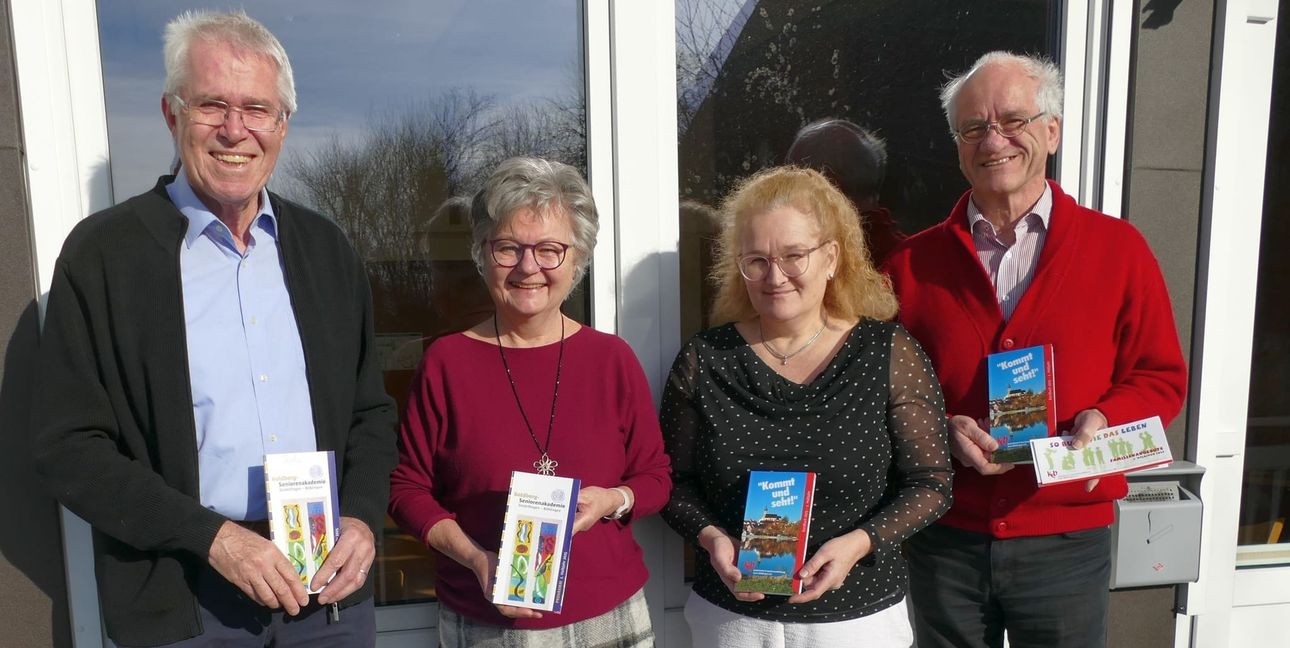 Viermal Freude (von links): Franz Kugler und Susanne Fuchs vom Leitungsteam der Goldberg-Seniorenakademie und Prof. Dr. Ute Reuter, Leiterin der „Keb“ und Harald Sterzinger vom Vorstand.