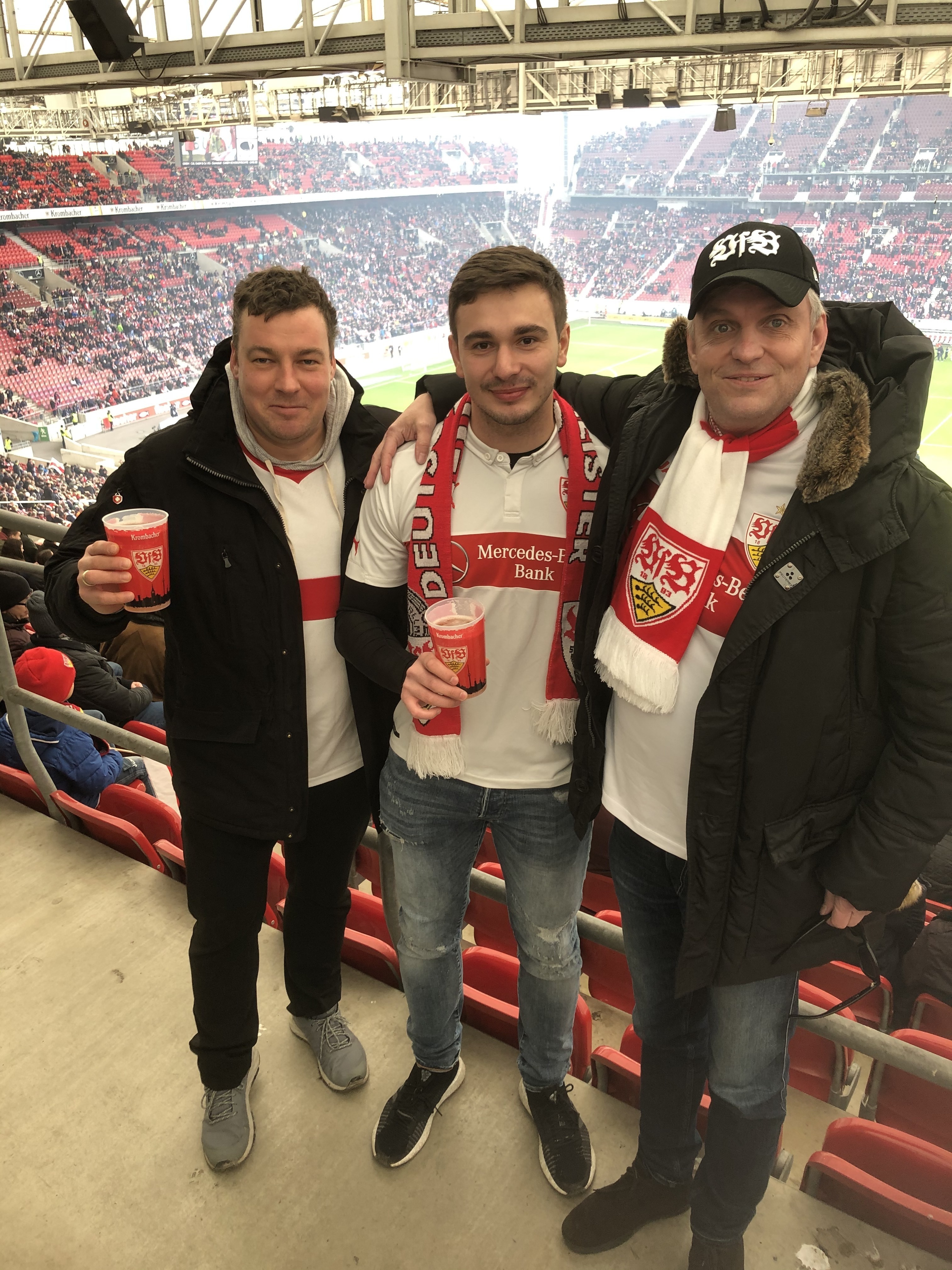 SZ/BZ-Sportredakteur Philipp Hamann (rechts) mit den Borkumer VfB-Fans Malte Krause (links) und Astrid Morina beim Heismpiel gegen Aue. Bild: z