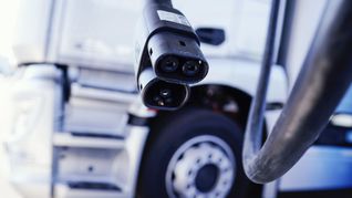 Entlang wichtiger Verkehrsachsen sollen bis Ende 2027 in Europa 1.400 neue Ladepunkte für Lkw und Pkw gebaut werden.