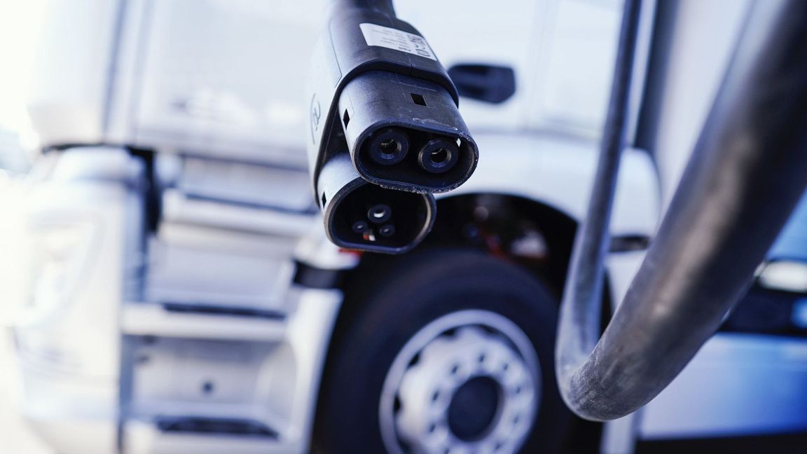 Entlang wichtiger Verkehrsachsen sollen bis Ende 2027 in Europa 1.400 neue Ladepunkte für Lkw und Pkw gebaut werden.