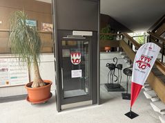 Das Bezirksamt Dagersheim verfügt seit Kurzem über einen neuen Aufzug, der einen barrierefreien Zugang zu sämtlichen Amtsräumen ermöglicht.