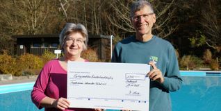 Dieter Gäßler freut sich über die Spende von Martina Lorenz.