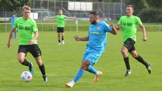 Tahir Bahadir (blaues Trikot) und der TSV Ehningen haben die zum Greifen nahe Landesliga-Meisterschaft aufgrund der 1:3-Niederlage beim SC 04 Tuttlingen verspielt.