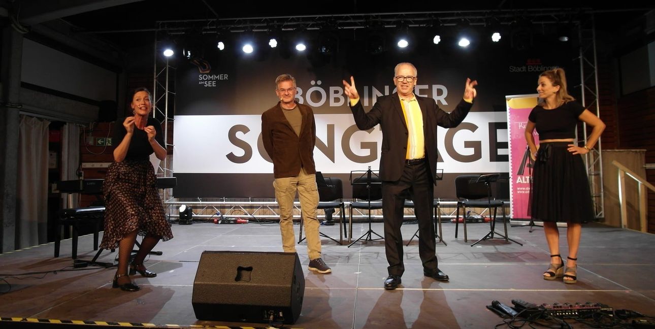 Auf der Bühne der Alten Tüv-Halle (von links): Alice Köfer, Holger Müller, Robert Griess und Kathi Wolf.