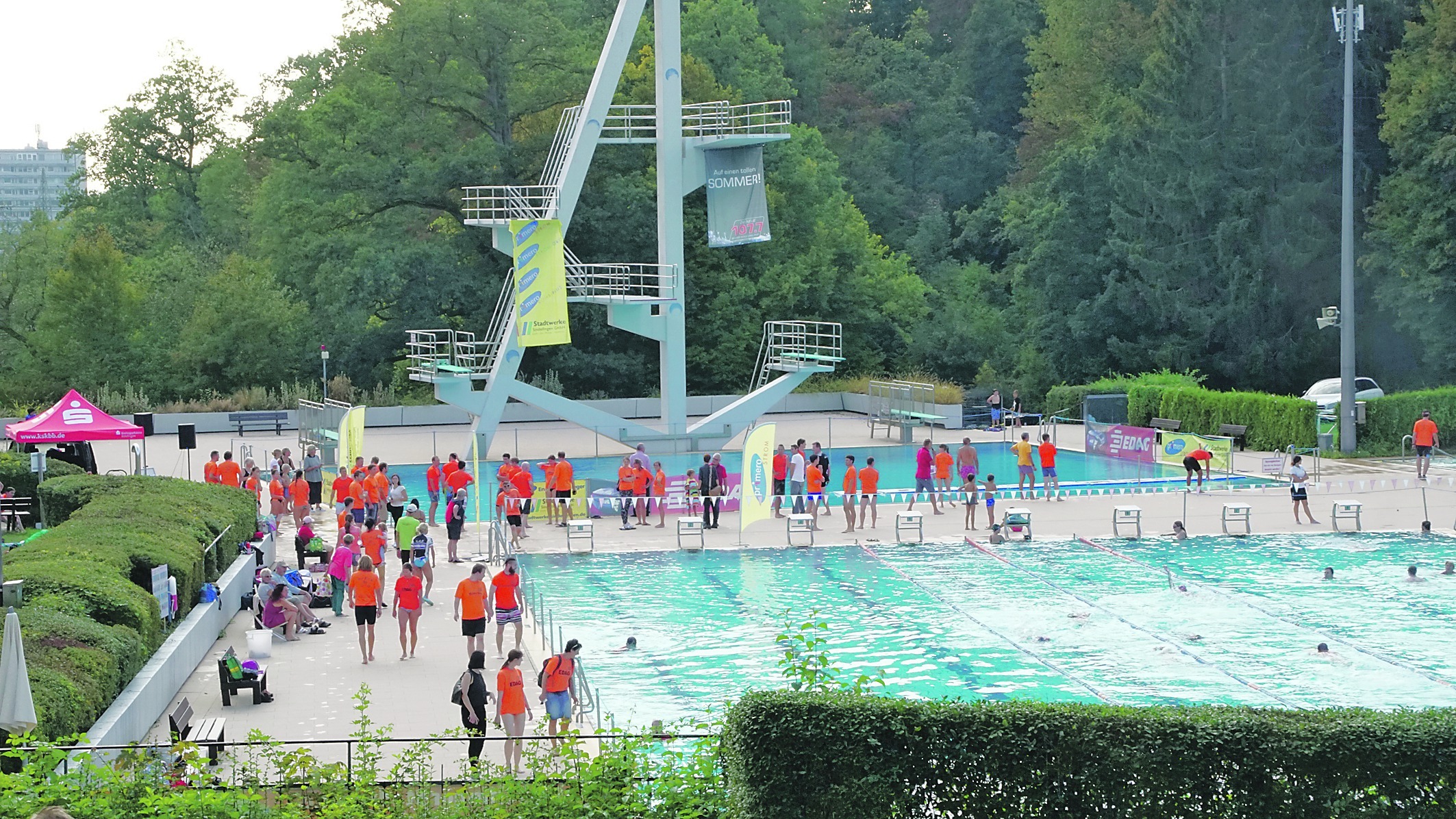 Großer Trubel am ersten Wettkampftag der Stadtwerke Teamchallenge im Sindelfinger Freibad. Bild: SDMG/Dettenmeyer