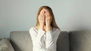 Die bisher nicht heilbare Erkrankung Chronisches Erschöpfungssyndrom  ist durch die Corona-Pandemie und die Diskussion über Langzeitfolgen von Covid-19 etwas bekannter geworden, da sie teilweise mit einer viralen Infektion beginnt.