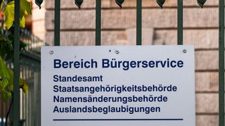 Seit Inkrafttreten des Selbstbestimmungsgesetzes reicht eine Erklärung beim Standesamt, um den Geschlechtseintrag zu ändern. (Archivbild)