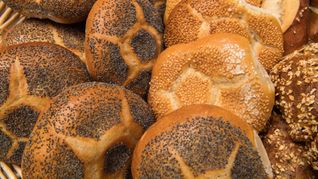 Nach dem Arbeitszeitgesetz dürfen Bäckereien bisher an Sonn- und Feiertagen bis zu drei Stunden Backwaren herstellen und liefern. (Symbolbild)