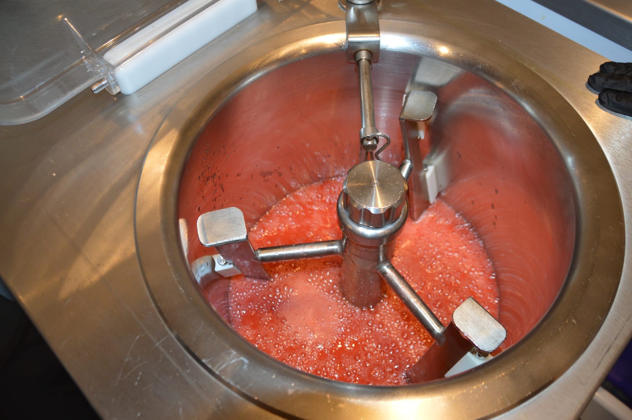 Die Eismaschine kühlt die pürierte Erdbeermasse auf minus 8 Grad runter.
