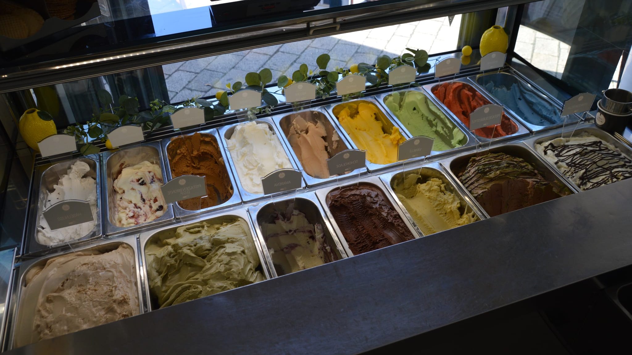 16 Eissorten sind täglich in der Vitrine vorrätig. Bis zu 70 unterschiedliche Sorten, die immer wieder variieren, stellt Gianluca Gamuzza her.