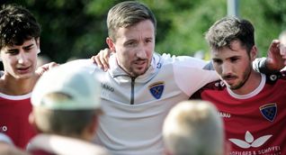 Daniel Knoll (mitte) hofft auf den Einsatz seines Kapitäns Simon Lindner, der im Pokalspiel nach 45 Minuten verletzungsbedingt vom Feld musste.