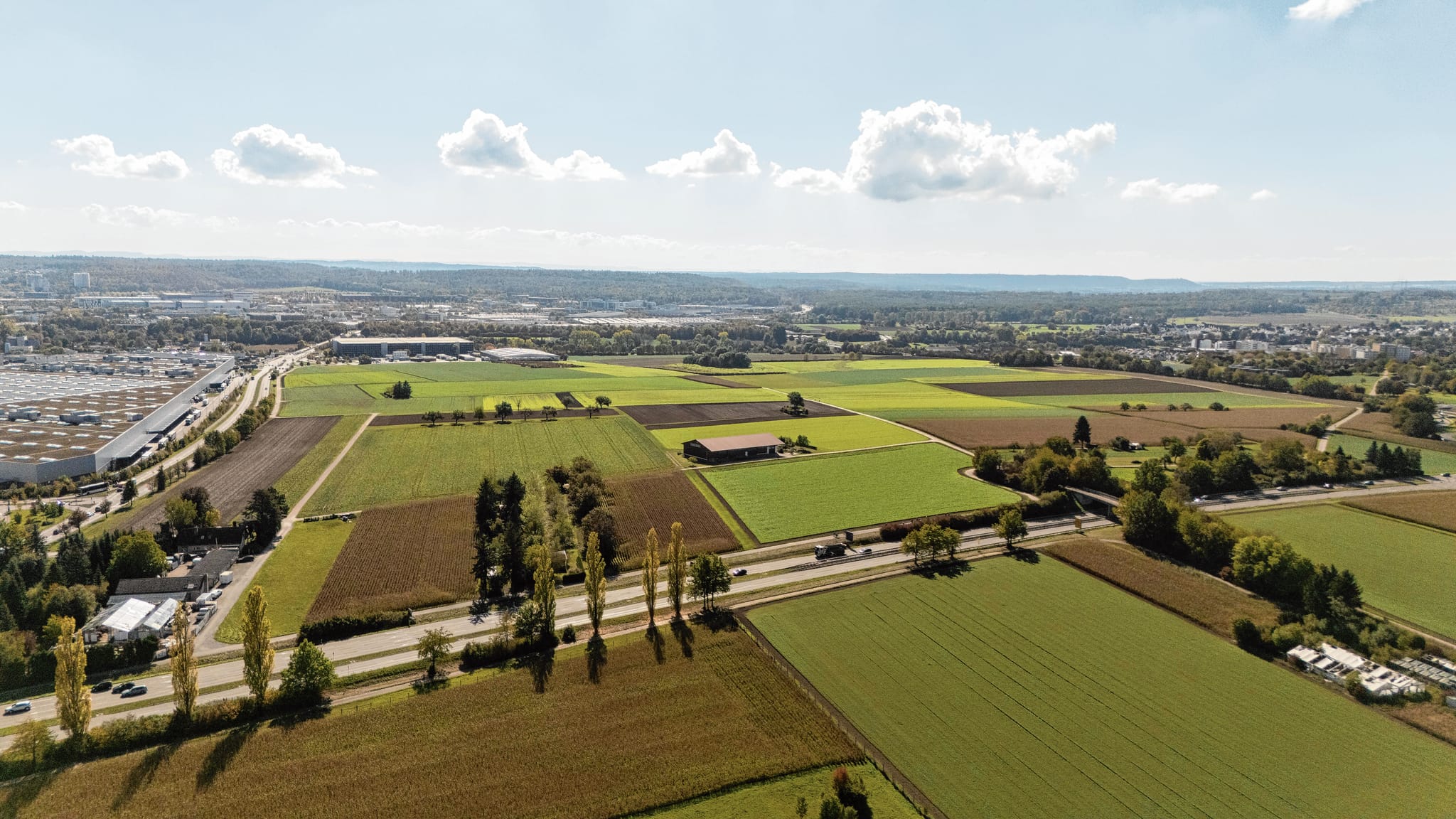 Das potenzielle Gewerbe- und Industriegebiet ist unten im Bild von der Calwer Straße, links von Gottlieb-Daimler-Straße und Factory 56, oben von Parkhaus und Mercedes-Freifläche sowie rechts durch den Feldweg eingegrenzt, der längs durch den Acker verläuft.