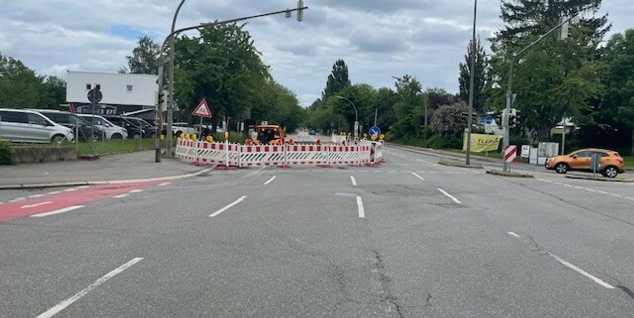 Aus Richtung Innenstadt kann geradeaus gefahren werden.