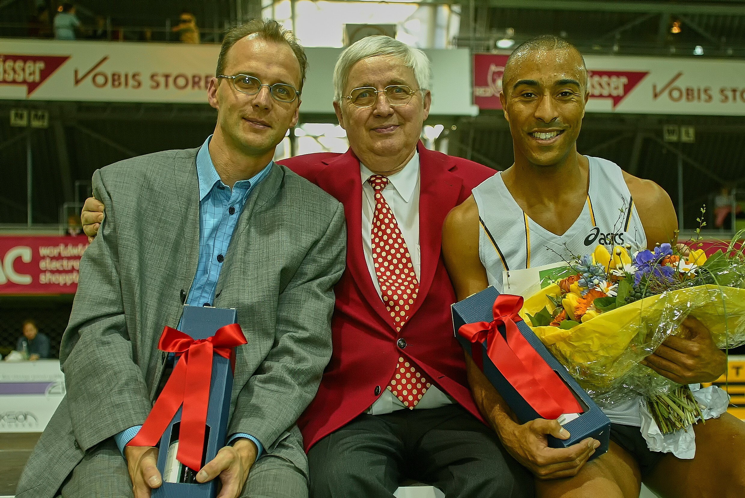 Meetingdirektor Herbert Bohr mit dem ersten IHS Weltrekordler Thomas Schönlebe (links)                                       und dem Weltrekordler für die Ewigkeit Colin Jackson.