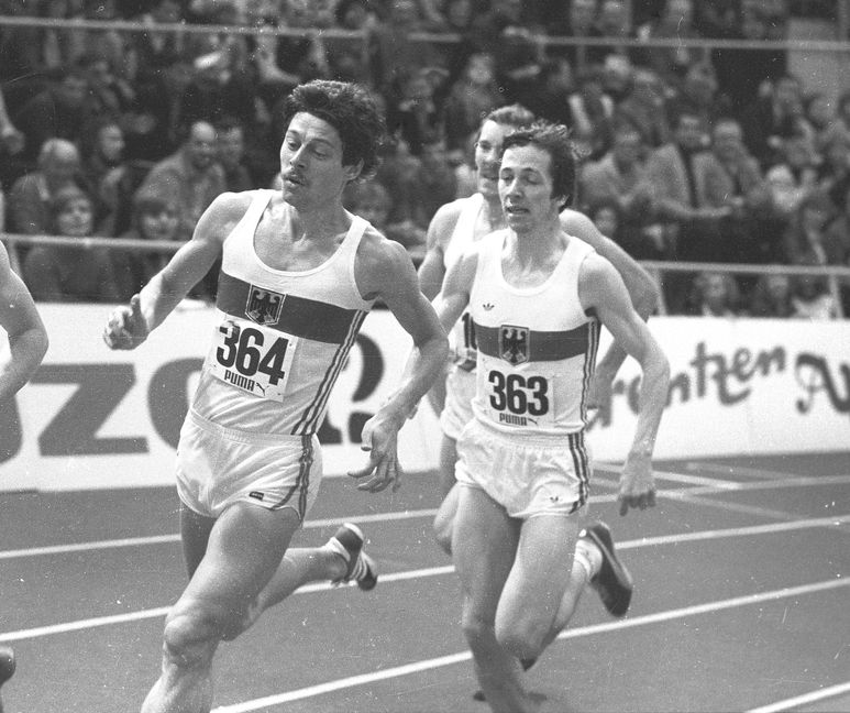 LA Hallen Europameisterschaften in Sindelfingen 01.03.1980 Thomas Wessinghage Aktion vor Eberhard Helm 1500 m Lauf
© HORSTMÜLLER  GmbH, Postfach 103862, 40029 D-dorf, Tel. 0211/ 359220, ISDN : 0211/ 9357404
Pbk.  Kln. Kto.126135-503, BLZ 37010050 ,              copyright nur fuer journalistische Zwecke  ! No model release !
Honorar plus 7% MwSt.