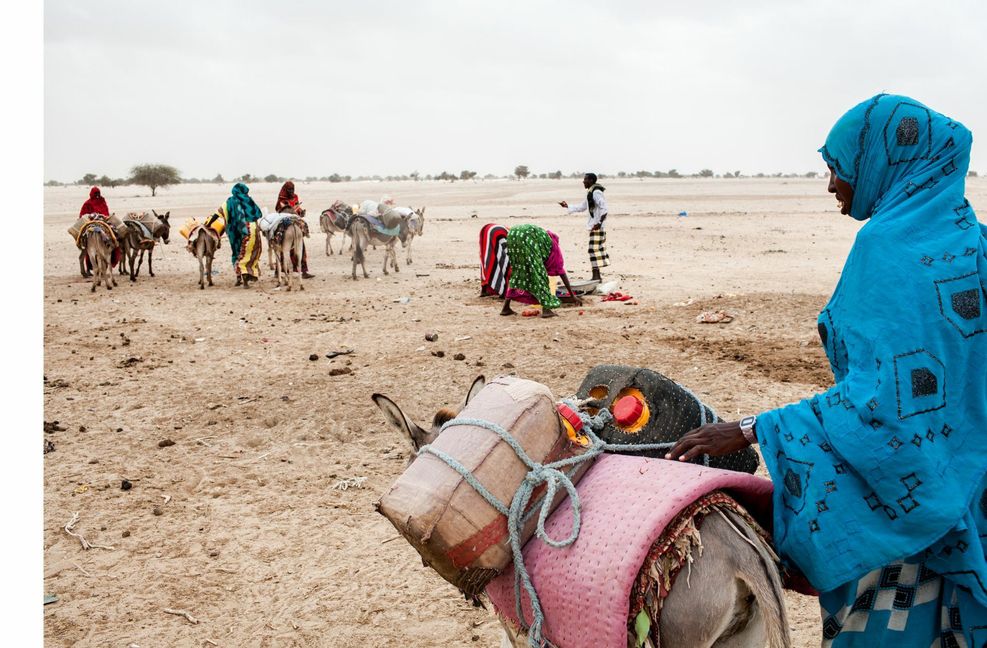 Frauen suchen in Somalia eine Wasserstelle auf.