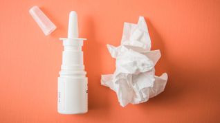 Schon nach vier bis fünf Tagen sollte man ihm zufolge vom abschwellenden Spray auf ein befeuchtendes auf Meerwasser-Basis umsteigen.