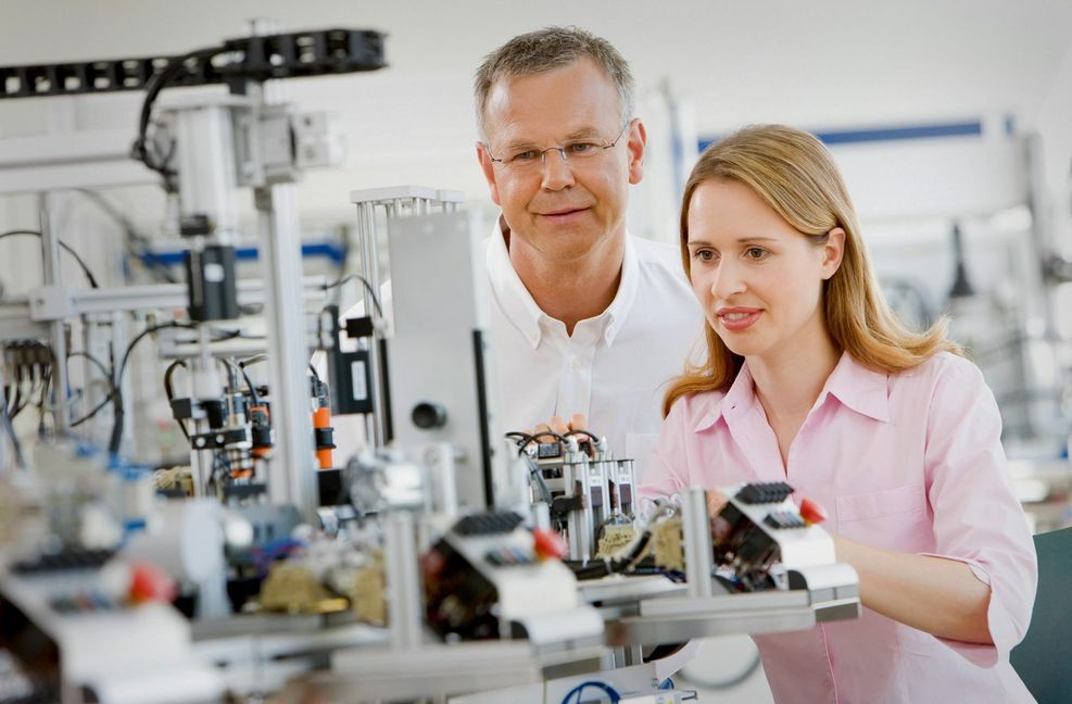 Unternehmen setzen auf Weiterbildung – der Technologiekonzern Bosch etwa über eigene Akademien, um Beschäftigte für Industrie 4.0 und neue Anforderungen fit zu machen.
Foto: Bosch