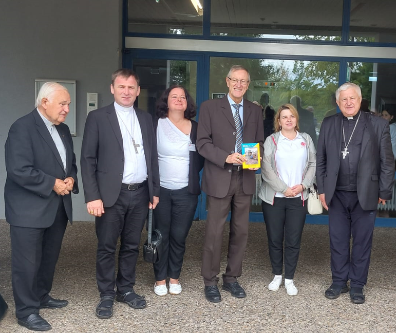 Pfarrer i.R. Franz Pitzal (links), Bischof Pavlo Goncharuk aus Kharkiw (Zweiter von links), Landrat Roland Bernhard (Dritter von rechts), Olena Noha von Caritas Kiew (Zweite von rechts), Bischof Stanislav Shyrokoradiuk aus Odessa (rechts). Bild: z