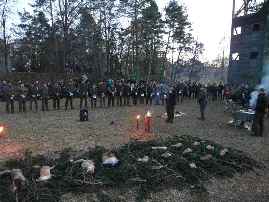 Nicht nur das "Auslegen und Verblasen der Fuchsstrecke" gehört zum Deutsch-Amerikanischen Jägerfest, das die Kreisjägervereinigung Böblingen in diesem Jahr zum zweiten Mal auf der Schießanlage der Panzerkaserne veranstaltet hat - sondern auch der Jägerschlag von Amerikanern, die nach Ablegen der deutschen Jägerprüfung durch Kreisjägermeister Claus Kissel feierlich in die Reihen der Jägerschaft aufgenommen werden.    Bild: Staber