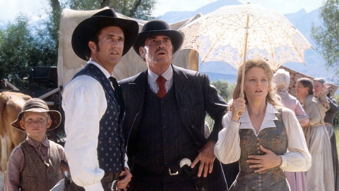 Ui, ui, ui: Mel Gibson, James Garner und Jodie Foster haben eben einen ganz schönen Schrecken bekommen. Ordentlich was los bei „Maverick“. Bild: z