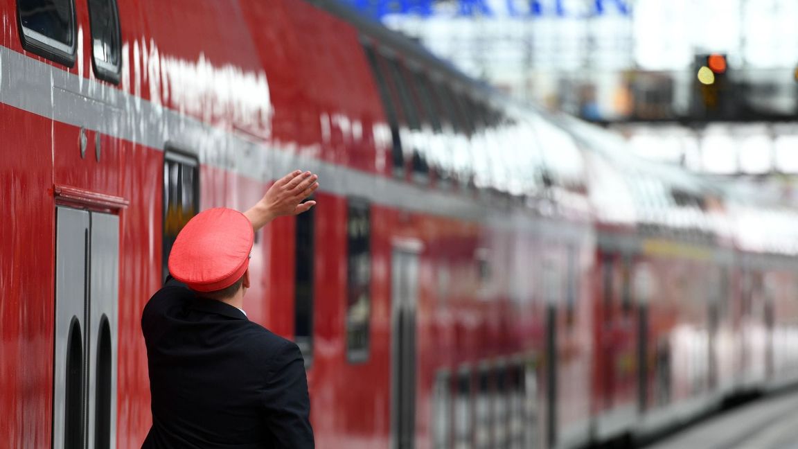 Vor allem im Nahverkehr erleben Mitarbeiter der Deutschen Bahn oft Aggression. (Archivbild)