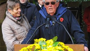 Bernie Charlesworth bei einem seiner letzten Auftritte am Volkstrauertag 2014 mit Ispas-Übersetzerin Dagmar Böhm und Oberbürgermeister Dr. Bernd Vöhringer auf dem Alten Friedhof.