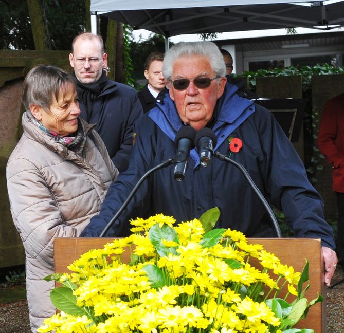 Bernie Charlesworth bei einem seiner letzten Auftritte am Volkstrauertag 2014 mit Ispas-Übersetzerin Dagmar Böhm und Oberbürgermeister Dr. Bernd Vöhringer auf dem Alten Friedhof.