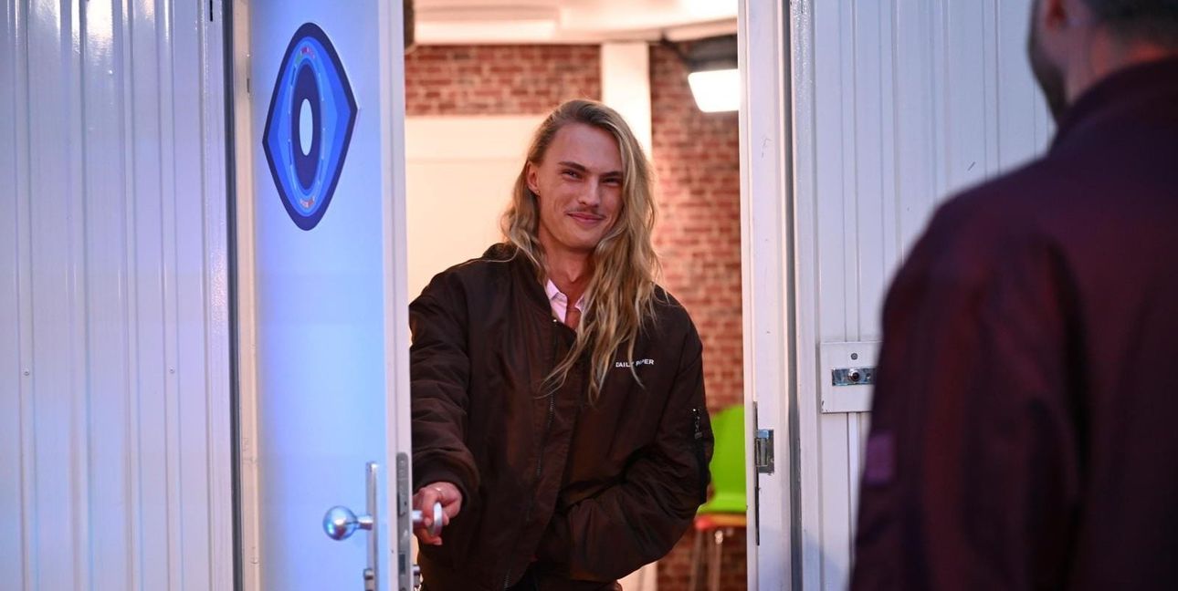 Benedikt Kohle betritt das Big Brother-Haus.