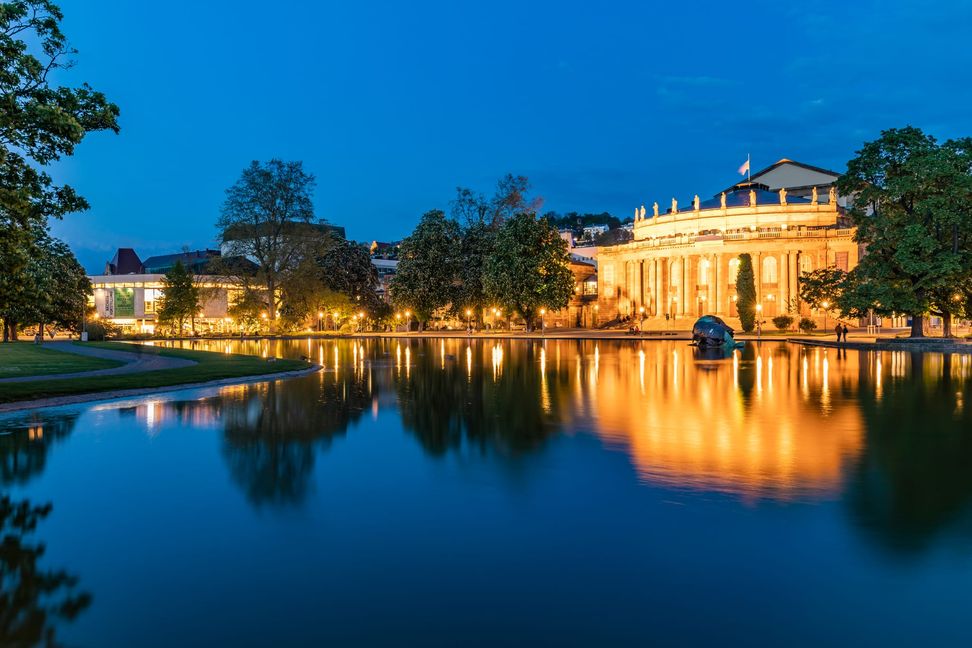 Die Stuttgarter Oper im Schlossgarten bei Nacht.
