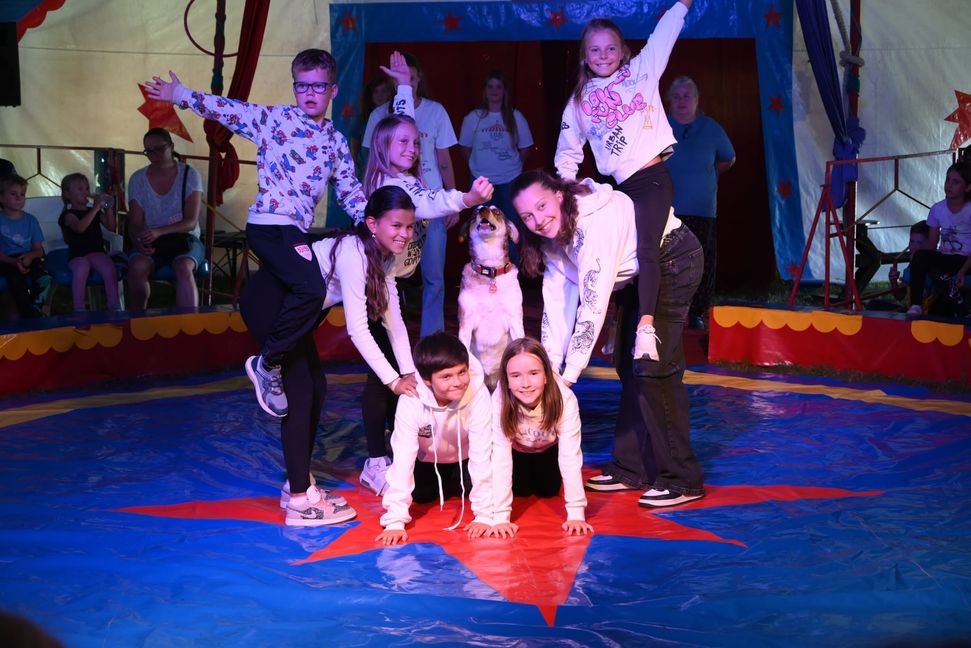 Muss auch erstmal geübt werden: Pyramide mit Hund. Bild: Nüßle