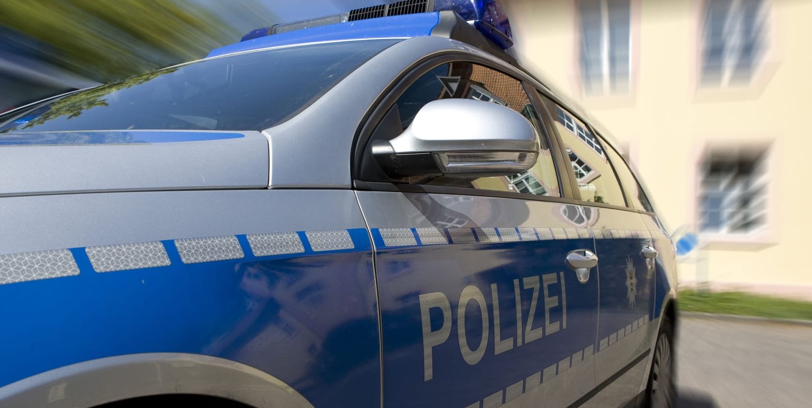 Nach dem Vorfall entfernte sich die Person, die den Hund an einer sehr langen Leine führte, vom Tatort.