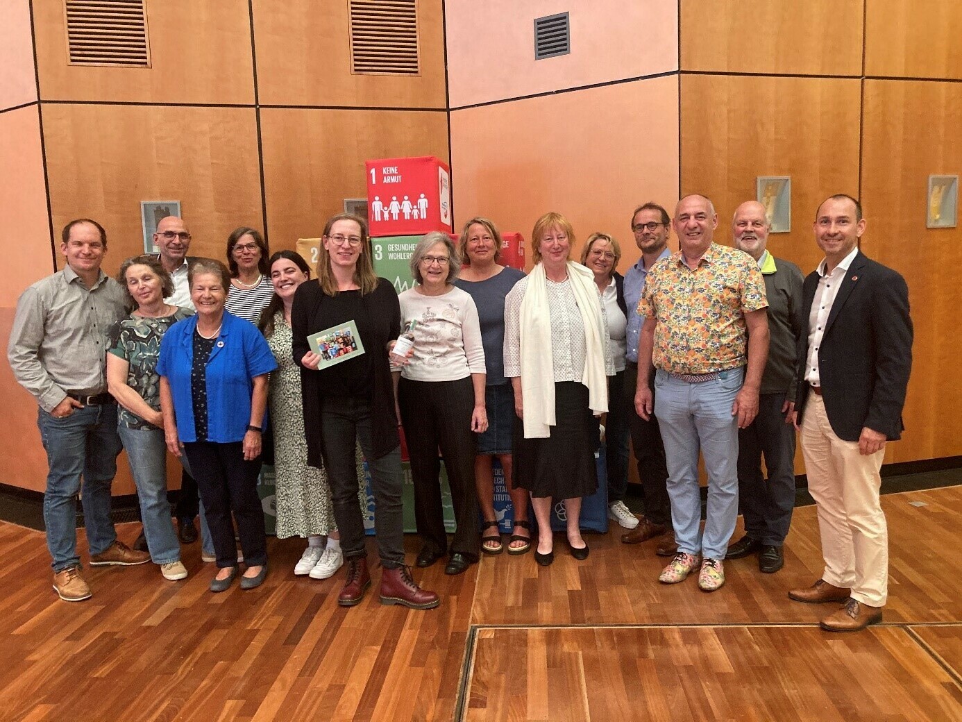 Dr. Antonia Hildebrand (vorne Mitte), Roland Mundle (letzte Reihe Zweiter von links), Hanna Bacherle (letzte Reihe, Dritte von links) und die grüne Kreistagsfraktion. Bild: z