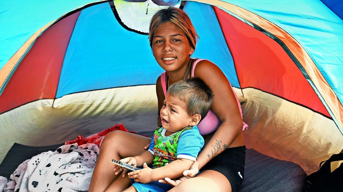 Genesis (19) mit ihrem Kind hat Angst vor dem Dschungel. Foto: Tobias Käufer