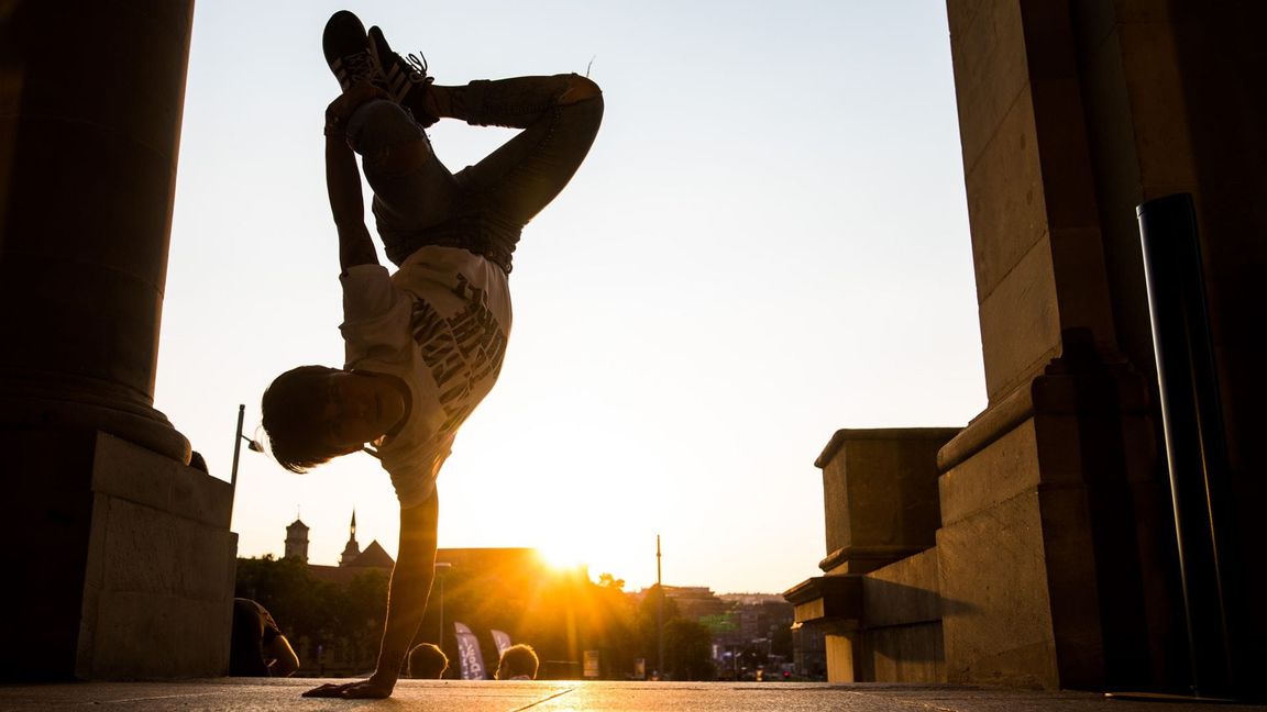 Ein Breakdancer tanzt vor dem Stadtpalais Stuttgart.