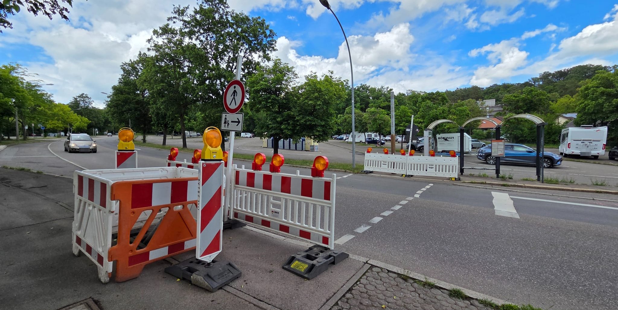 Eine mobile Anlage direkt am bisherigen Standort der beschädigten Fußgängerampel kann nach Angaben der Stadt nicht eingerichtet werden.