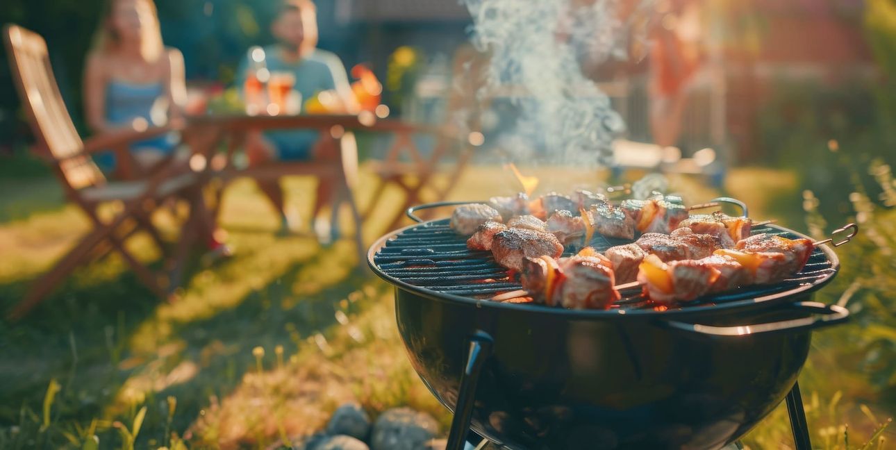 Fleisch und Würstchen zählen nach wie vor zu den beliebtesten Lebensmitteln auf dem Grill.