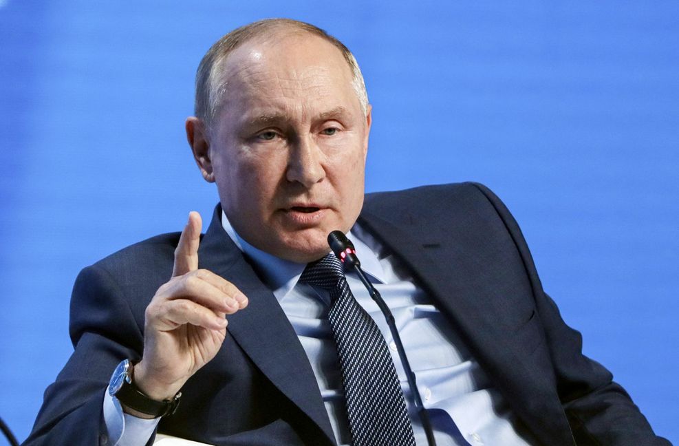 Russlands Präsident Putin schickt die Russen in „arbeitsfreie Tage“ bei voller Bezahlung – um die Verbreitung des Coronavirus in den Griff zu bekommen.
 Foto: dpa/Mikhail Metzel