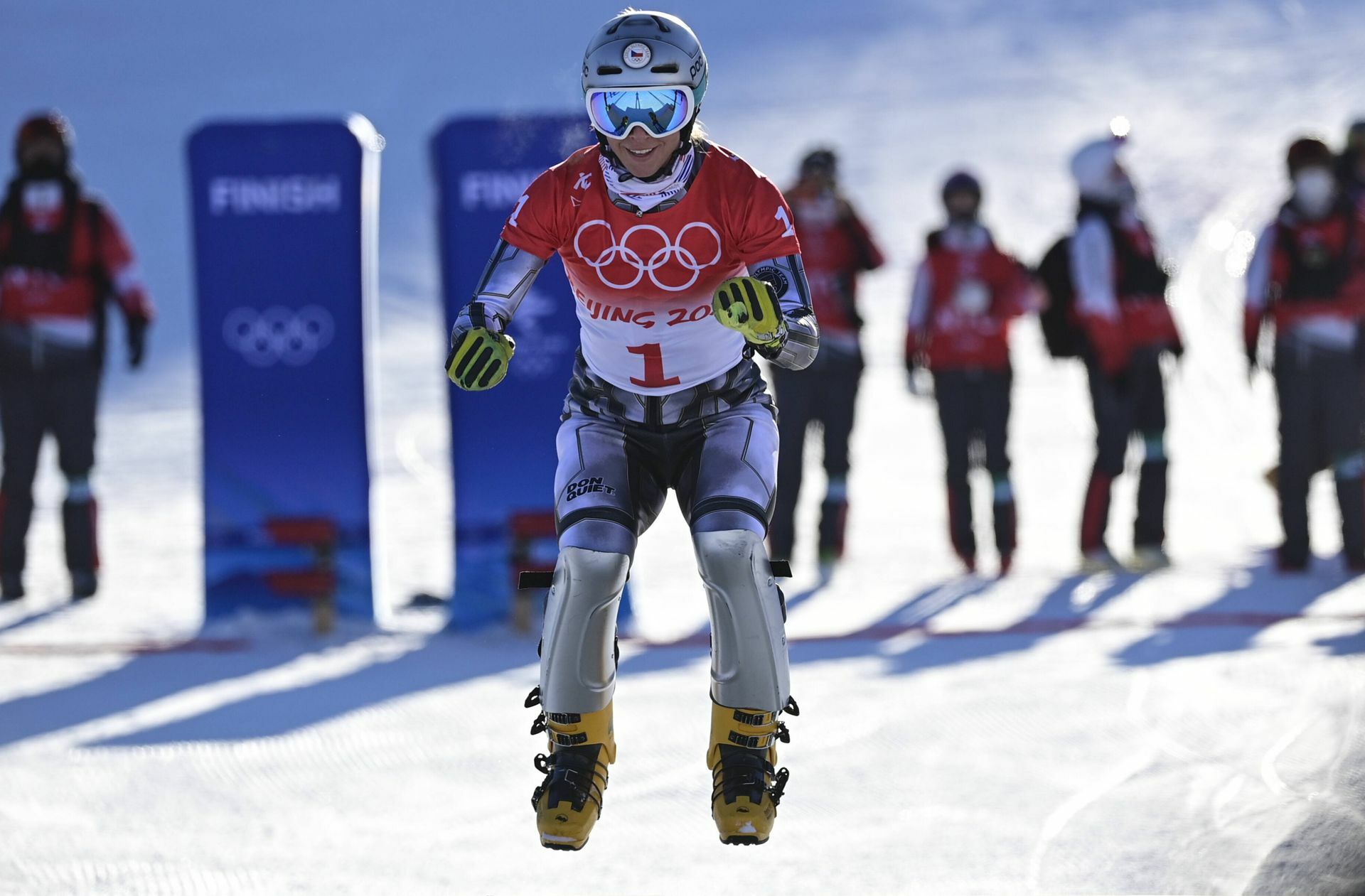Ester Ledecka ist auf einem Brett genauso geschickt wie auf Ski. Hier feiert sie ihren Sieg im Parallel-Riesenslalom auf dem Snowboard.