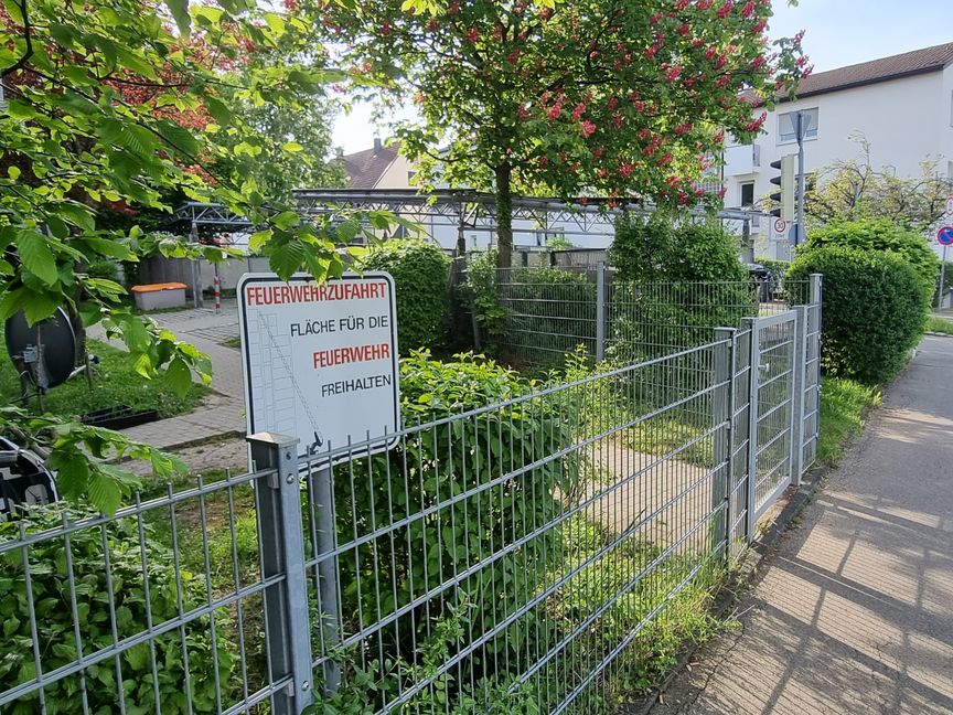 Die Feuerwehrzufahrt für dieses Gründstück in der Böblinger Straße ist eingezäunt. Bild: Hamann