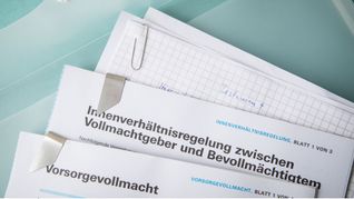 m Notfall schnell griffbereit: Wer Vorsorgedokumente fein säuberlich abheftet, tut Angehörigen damit einen großen Gefallen.