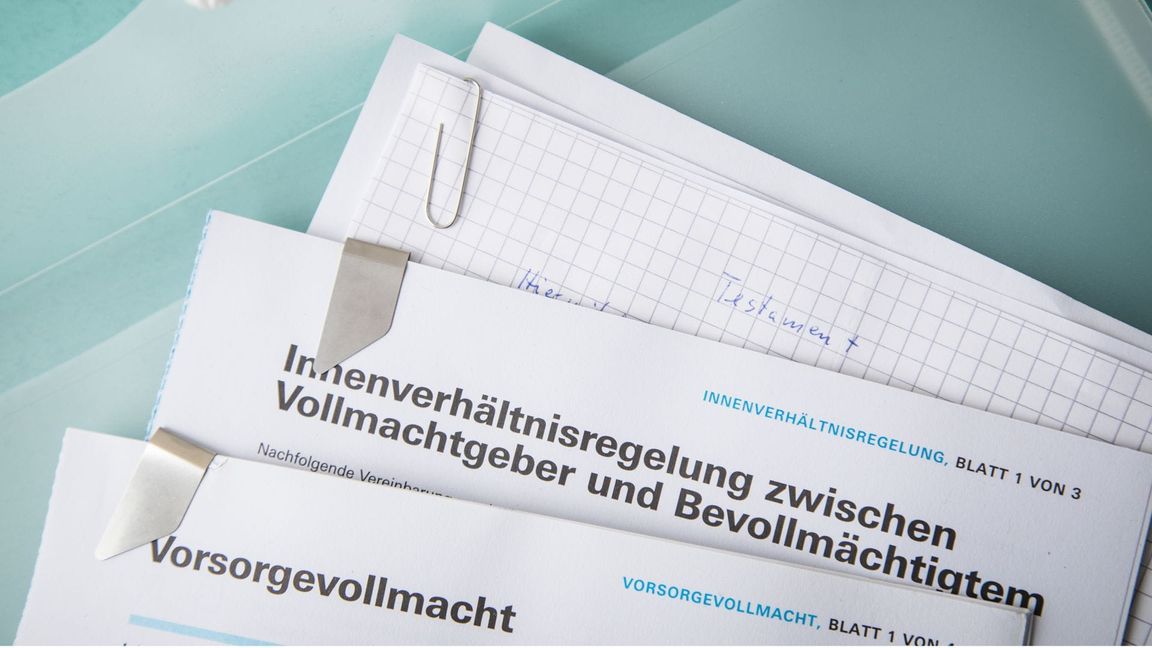 m Notfall schnell griffbereit: Wer Vorsorgedokumente fein säuberlich abheftet, tut Angehörigen damit einen großen Gefallen.