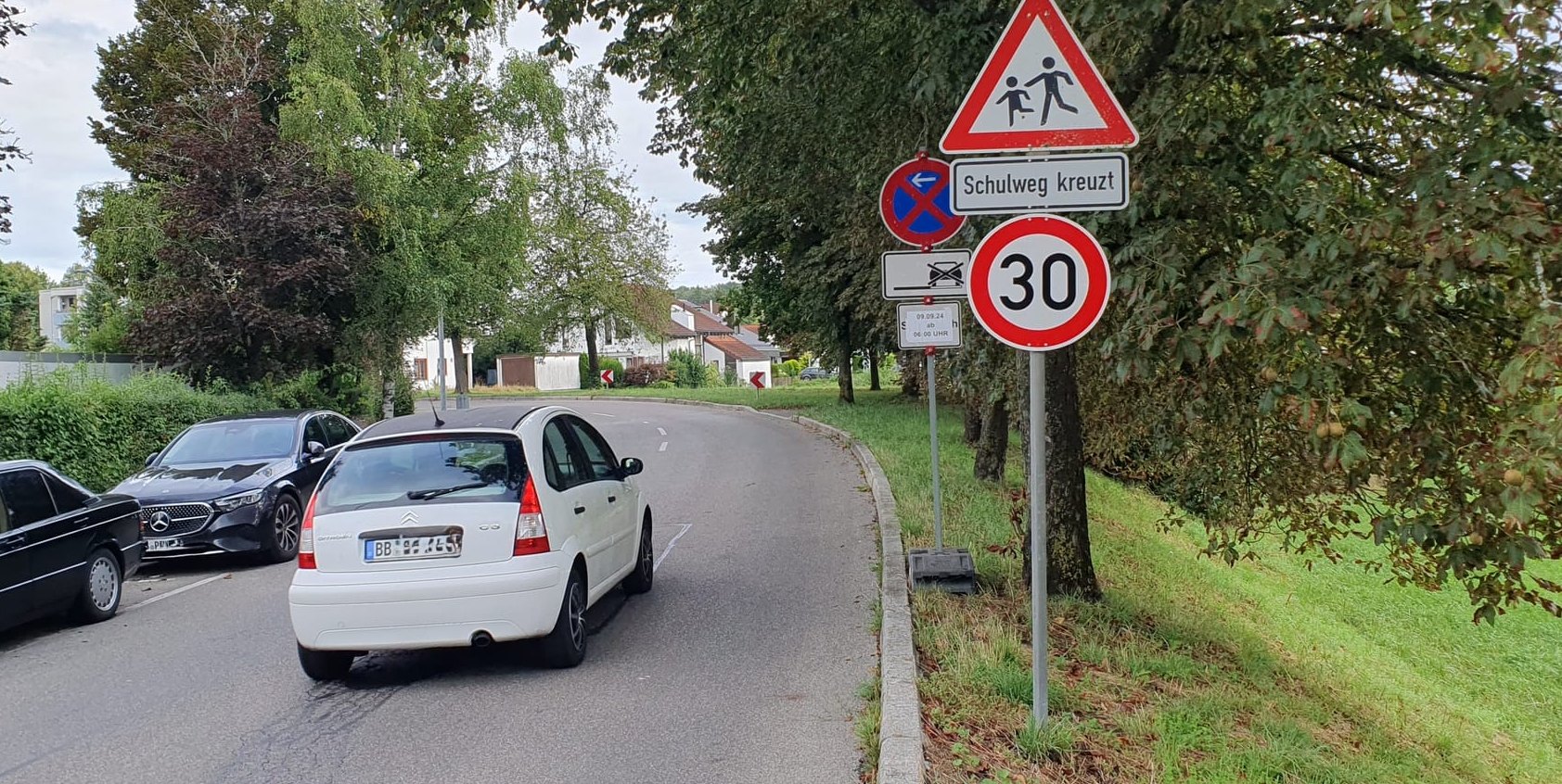 Neu im Hinterweil: Schilder weisen am Übergang in die Landhaussiedlung auf die Geschwindigkeitsbegrenzung und den Schulweg hin.Bild: Wegner