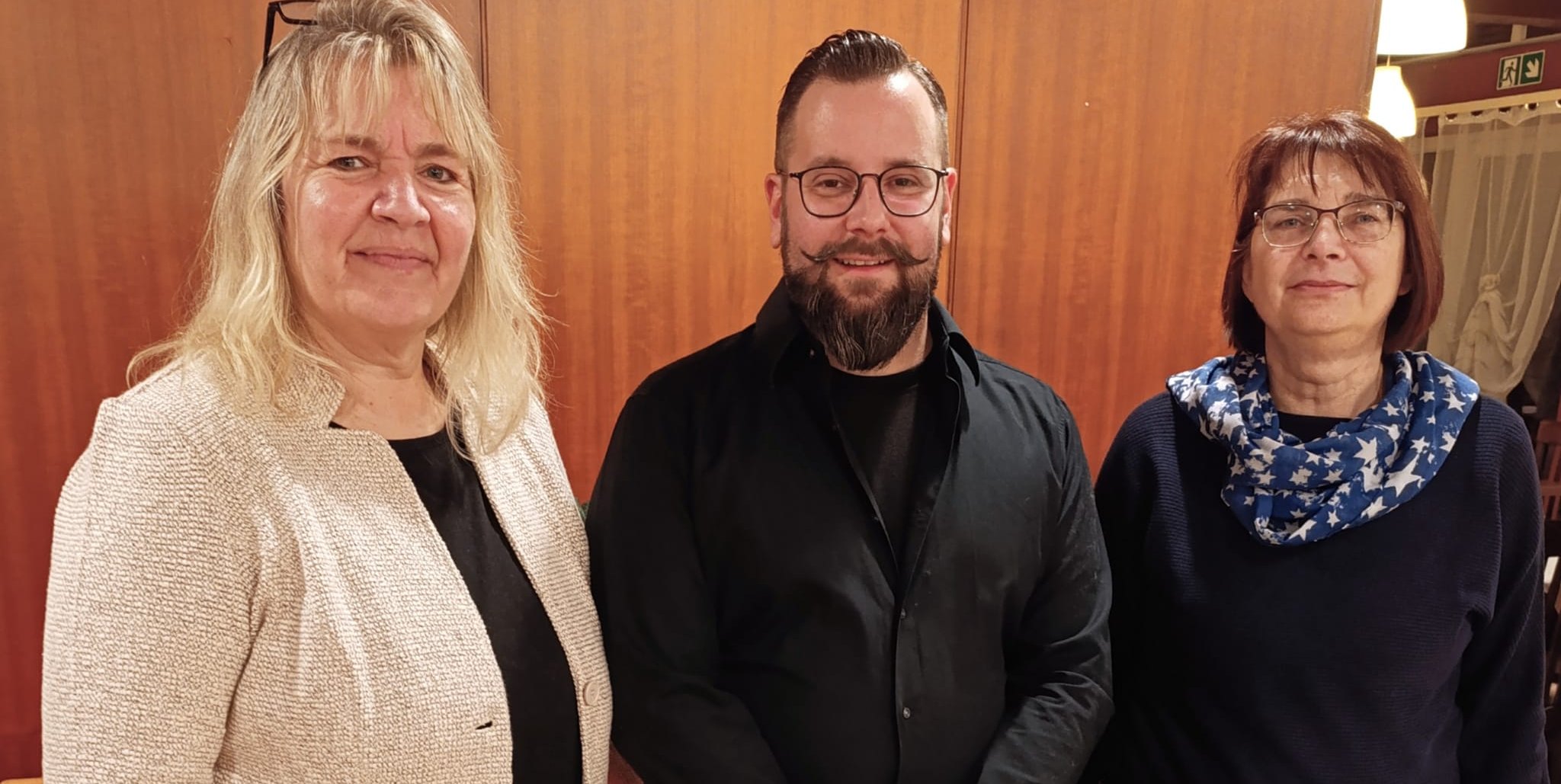 Auf unserem Foto (von links): die neue Vorsitzende Andrea Schneider, der scheidende Vorsitzende Michael Bär sowie  Daniela Hopfer, die neue stellvertretende Vorsitzende.