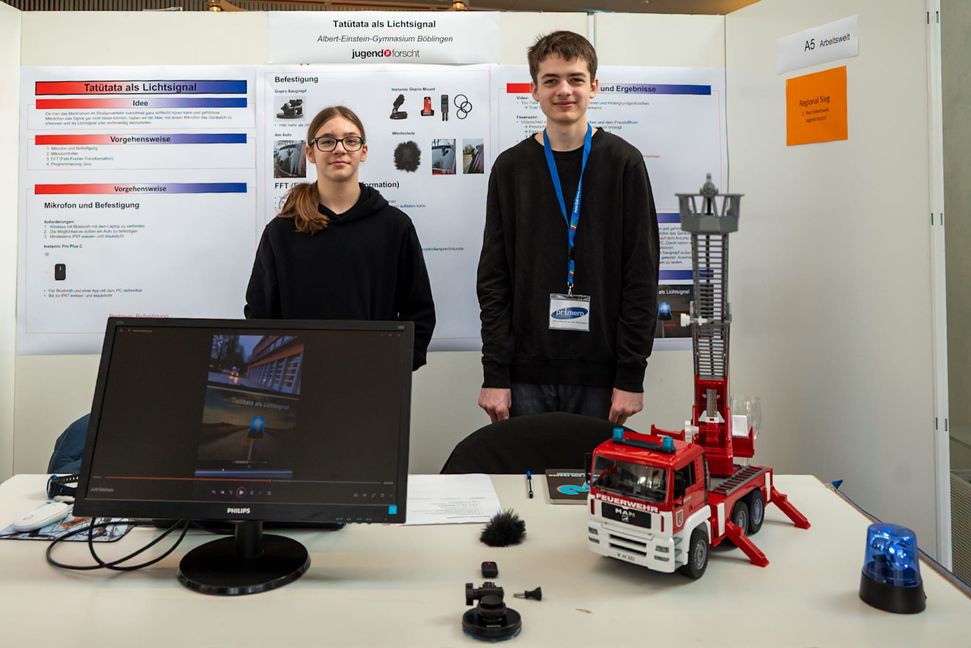 Jannes Durban und Robin Arnez  vom Albert-Einstein-Gymnasium Regionalsieger mit ihrem Projekt „Tatütata als Lichtsignal“ bei „Jugend forscht“ gewinnenBild: Nüßle