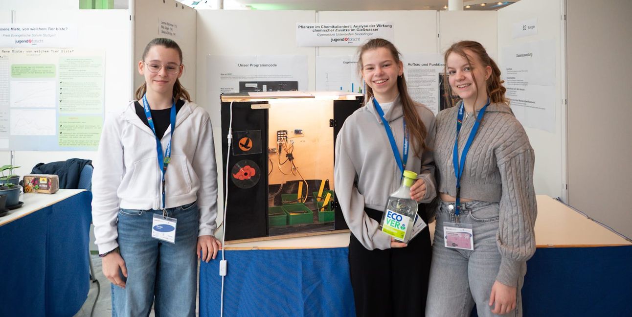 Mia Jäger, Leonie Strohmer und Selena Döring untersuchen die Auswirkungen von Haushaltsreiniger im Gießwasser. Bild: Nüßle