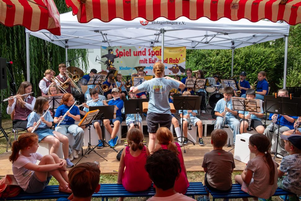 Musik gehört zum Stadtfest: Die Bläserklasse der Berkenschule und der Nachwuchs der Stadtkapelle spielten im Stadtpark.