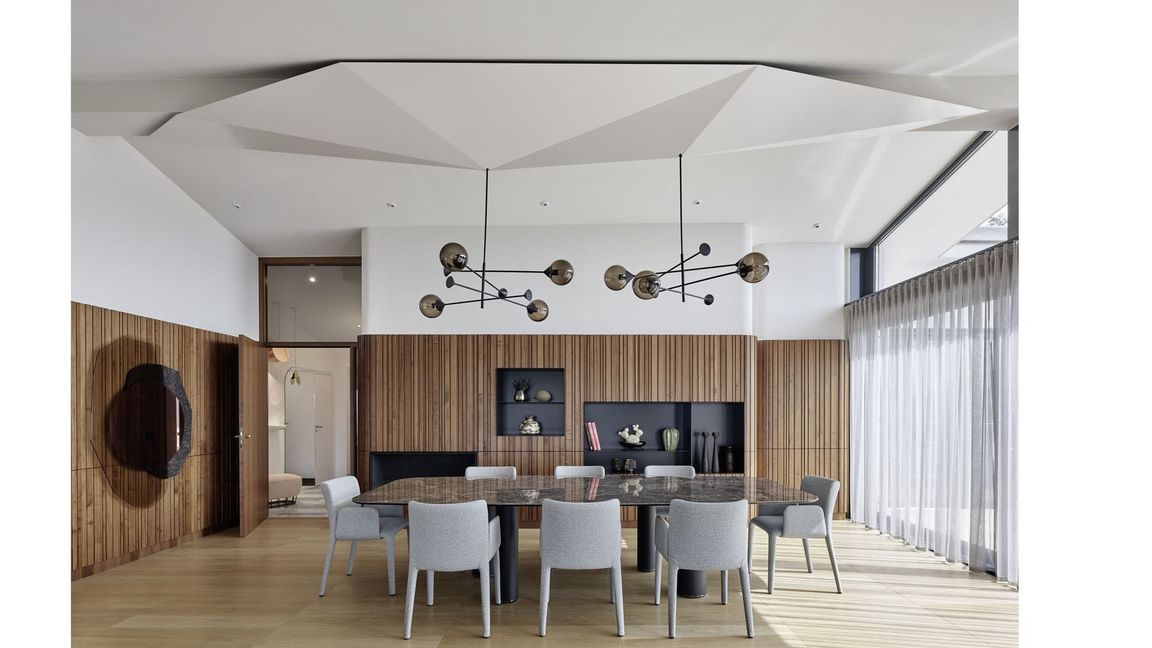 Ein repräsentativer Versammlungsort für die ganze Familie. Der Blick geht nach oben: eine neue Aluminiumverkleidung verwandelt die Decke in ein Kunstwerk.