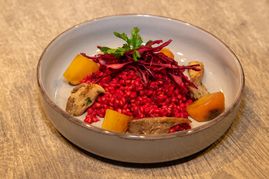 Nicht nur ein Augenschmaus: Rote Bete-Perlgraupen-Risotto.  Bild: Nüßle
